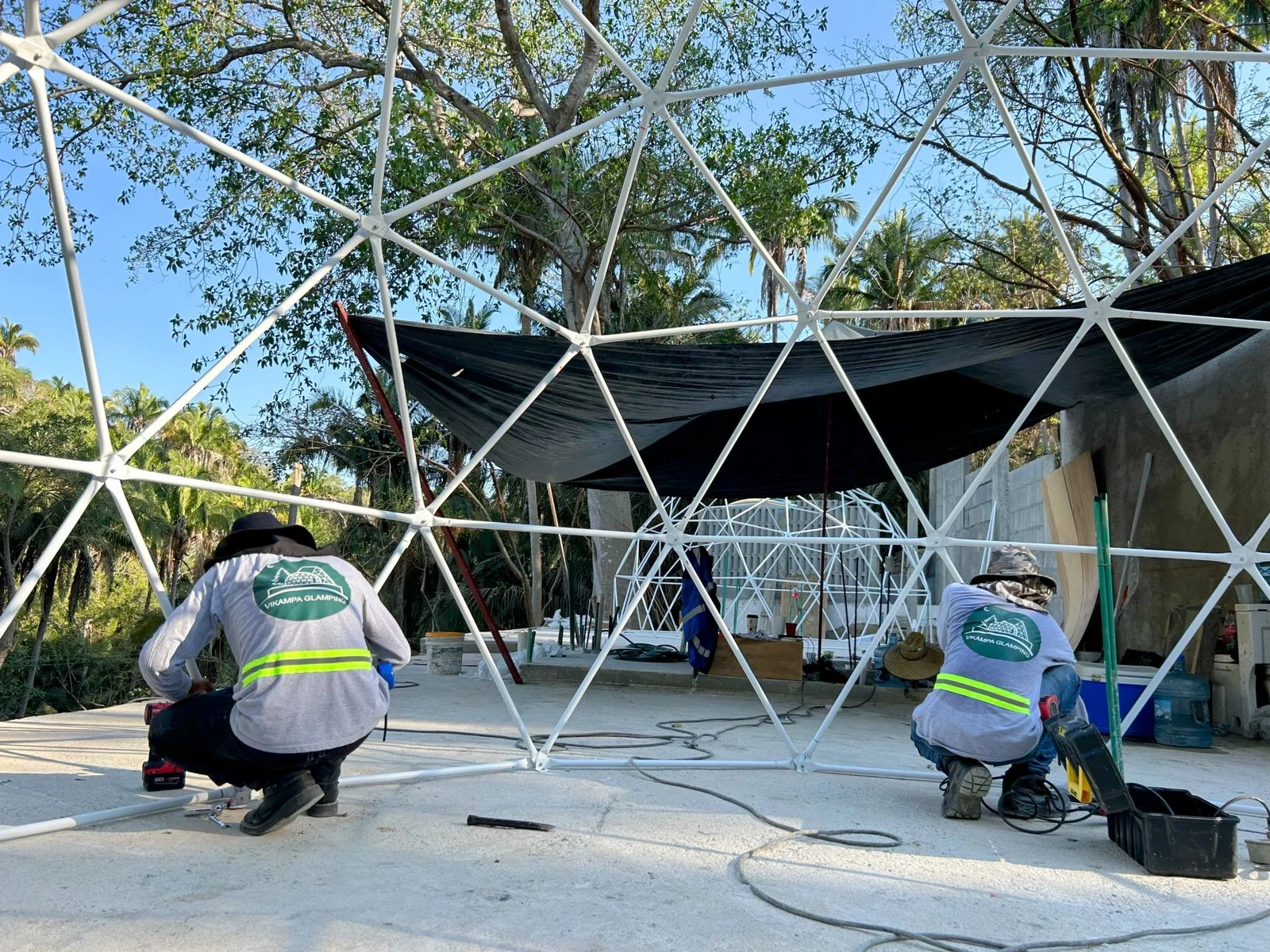 Equipo Vikampa instalando la estructura de un domo geodésico